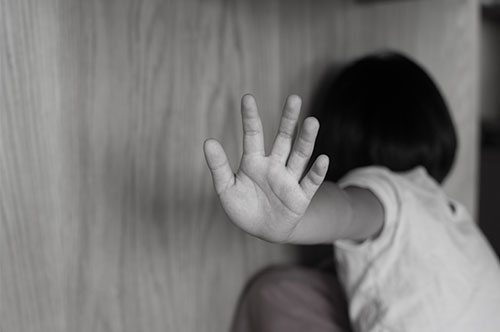 虐待から子どもを守る「親権停止」について。申し立てる方法は？